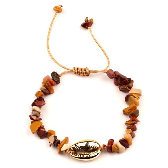 Muslinge Armbånd Gylden Cowrie Og Brune Sten